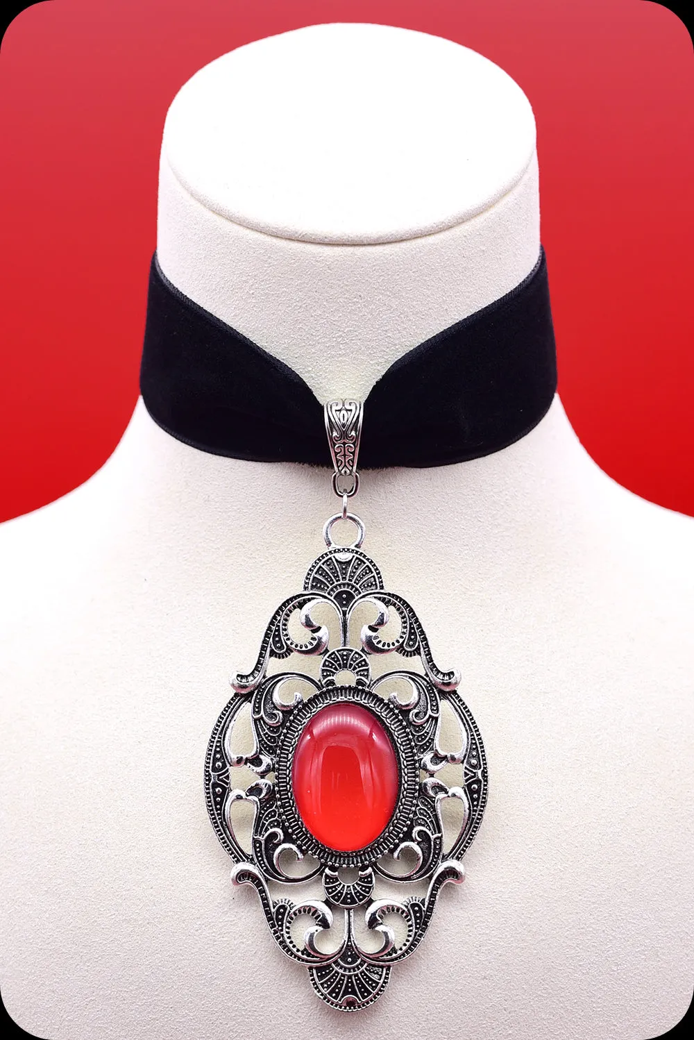 The BAROQUE Antique Silver Red Choker