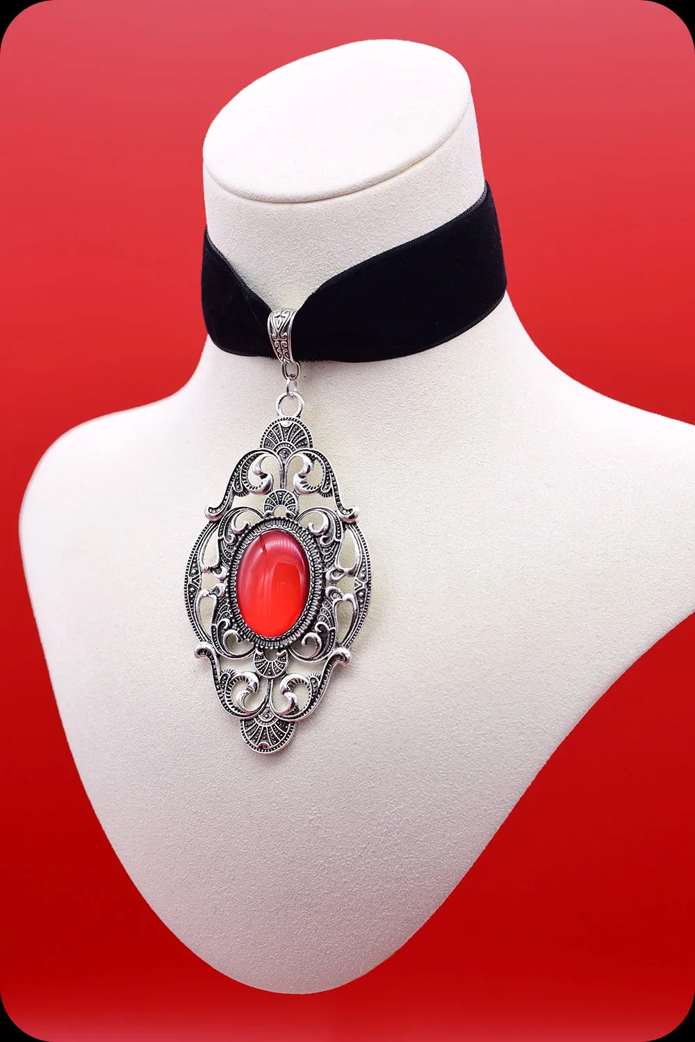The BAROQUE Antique Silver Red Choker